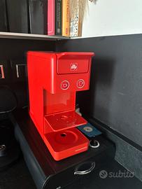 Macchina per caffe’ illy