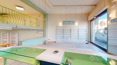 Locale commerciale bilivelli in centro