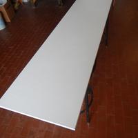 Quattro grandi lunghi ripiani in laminato bianco