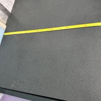 Bancone da negozio compatto in legno chiaro