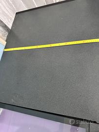 Bancone da negozio compatto in legno chiaro