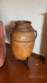 Antica anfora in terracotta con supporto in ferro