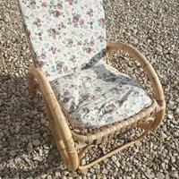 Poltrona in bambù con cuscino floreale
