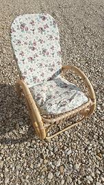 Poltrona in bambù con cuscino floreale
