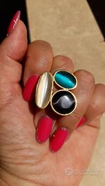 Anello metallo dorato c/pietre colorate 