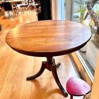 Tavolo tondo antico e tanti mobili eleganti