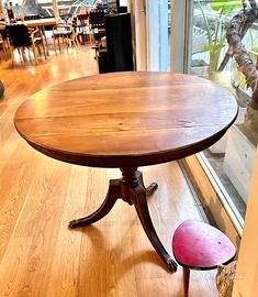 Tavolo tondo antico e tanti mobili eleganti