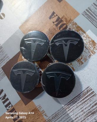 4 coprimozzi nuovi Tesla model 3.