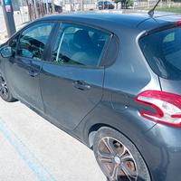 automobile  Peugeot, 208 anno 2015