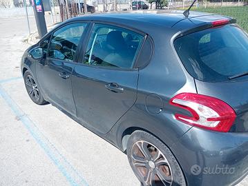 automobile  Peugeot, 208 anno 2015