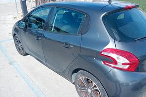 automobile  Peugeot, 208 anno 2015