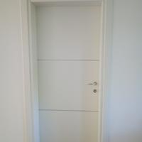 Porte bianche con 2 filetti orizzontali bianche