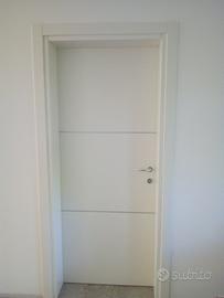 Porte bianche con 2 filetti orizzontali bianche