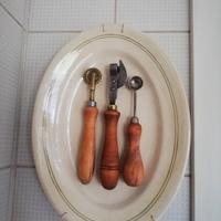 Piatto Laveno con vecchi utensili