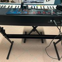 Tastiera con cuffie e sgabello