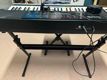 Tastiera con cuffie e sgabello