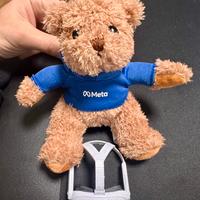 Raro orsetto Meta in peluche con visore VR