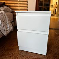 Coppia di comodini bianchi