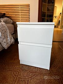 Coppia di comodini bianchi