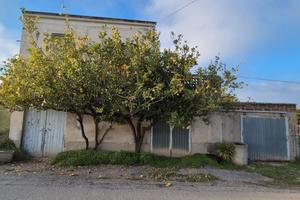 Ortona-Masseria adibita a magazzino