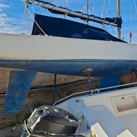 Barca a vela da regata MT 8