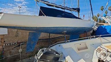 Barca a vela da regata MT 8