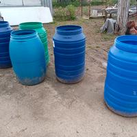 bidoni di grandi dimensioni in plastica