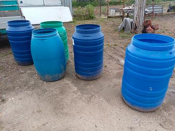 bidoni di grandi dimensioni in plastica