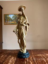 Statua orientale vintage saggio con uccelli