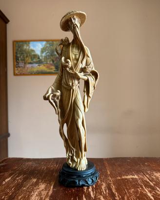 Statua orientale vintage saggio con uccelli