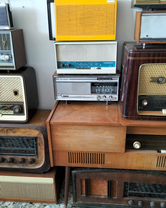 Radio e giradischi vecchi
