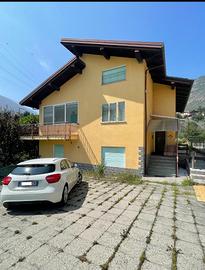 Casa indipendente su 3 livelli con giardino