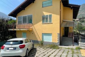 Casa indipendente su 3 livelli con giardino