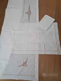 Lenzuolo matrimoniale ricamato a mano