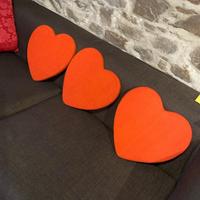 3 insoliti, cuscini a cuore rosso  fiamma