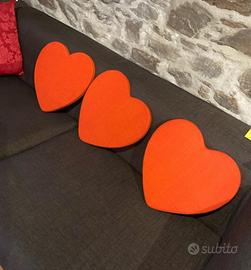 3 insoliti, cuscini a cuore rosso  fiamma