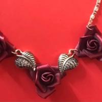 Parure collier e orecchini a clips di rose rosse