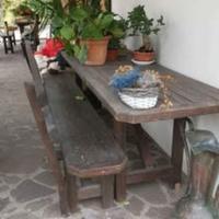 Tavolo in legno con panca con schienale e due