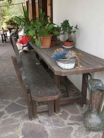 Tavolo in legno con panca con schienale e due