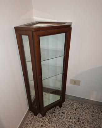 Vetrinetta ad angolo in legno e vetro.