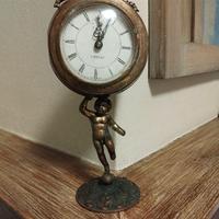  vecchia sveglia  alta 35 cm  con putto  funzionan