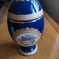 Uovo decorativo in porcellana con decori floreali