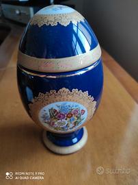 Uovo decorativo in porcellana con decori floreali