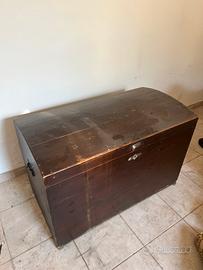 Baule antico in legno massello