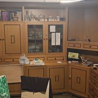 mobile da cucina con tavolo rotondo e 6 sedie