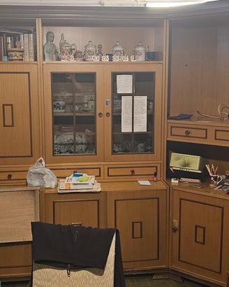 mobile da cucina con tavolo rotondo e 6 sedie