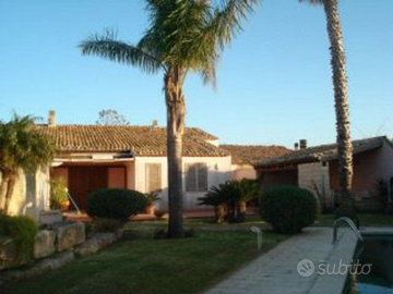 Marina di Ragusa. Villa con piscina