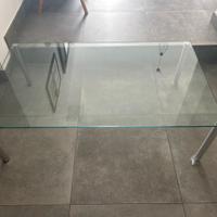 Tavolino in vetro trasparente