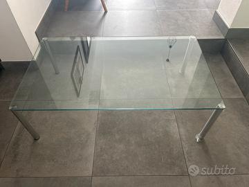 Tavolino in vetro trasparente