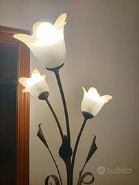 Lampada da terra in ferro battuto Tulipani